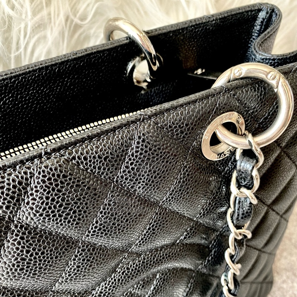 𝐂𝐇𝐀𝐍𝐄𝐋 Black Quilted Caviar Grand Shopping Tote - Picture 10 of 16